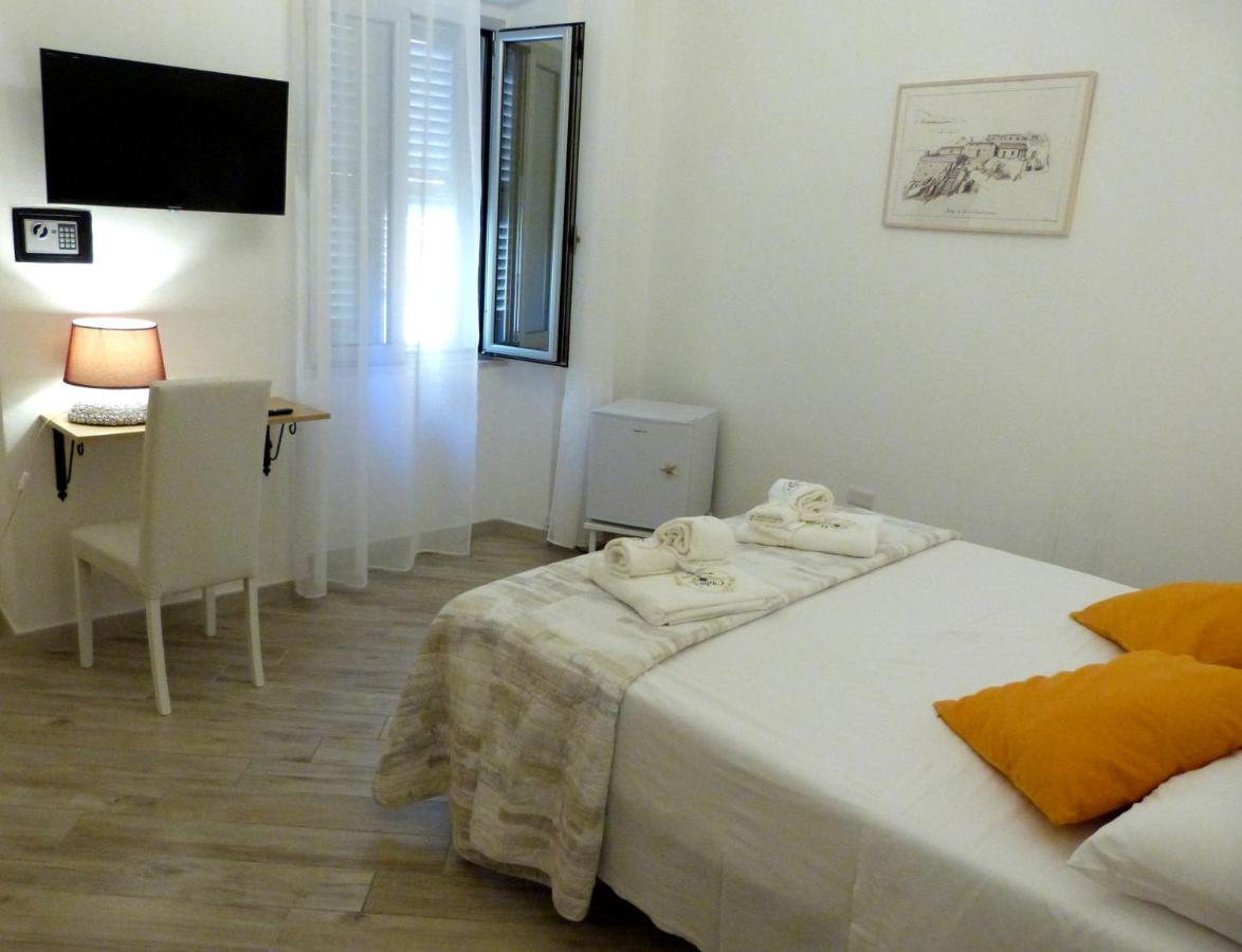 Clelia'S Boutique Rooms & Suites La Maddalena  Eksteriør billede
